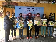Văn nghệ sĩ Thừa Thiên Huế trao tặng gạo cho bà con khó khăn