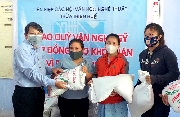 Liên hiệp Hội trao 100 suất gạo cho người lao động ở Phú Lộc