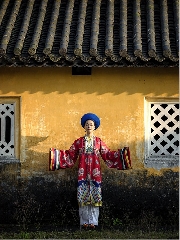 Giữ áo dài Nhật Bình cho Huế