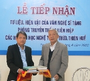 Lễ tiếp nhận tư liệu, hiện vật của văn nghệ sĩ trao tặng phòng truyền thống Liên hiệp Hội