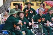 Chân giả gặp chân tình