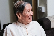 Nhạc sĩ Phạm Tuyên trao tặng bài hát "Như có Bác trong ngày đại thắng" cho báo Nhân dân