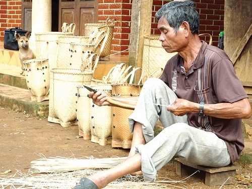 Nghề đan gùi hoa lo thất truyền