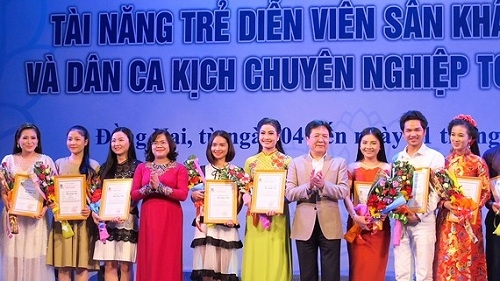 15 diễn viên trẻ đoạt huy chương vàng Tài năng trẻ diễn viên sân khấu cải lương và Dân ca kịch
