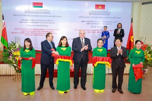Khai mạc triển lãm ảnh Đất nước con người Belarus