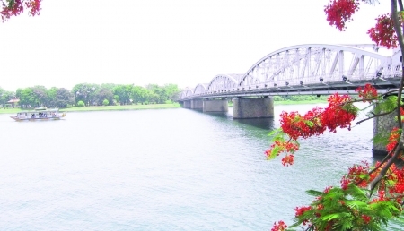 Dùng dằng sông Hương