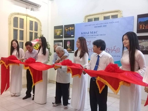 Khai mạc triển lãm ảnh "Thời gian - Khoảnh khắc"