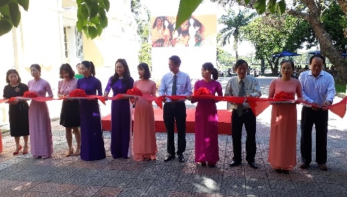 Khai mạc triển lãm "Hòa sắc Tháng Mười"