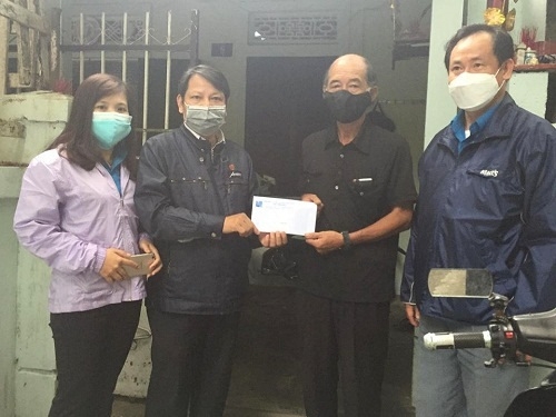 Liên hiệp các Hội VHNT TT.Huế: Trao 18 phần quà đợt I của “Quỹ văn nghệ sỹ giúp đồng bào khó khăn vì Dịch bệnh Covid 19”