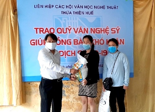 Trao 150 suất gạo cho người lao động gặp khó khăn vì dịch Covid-19