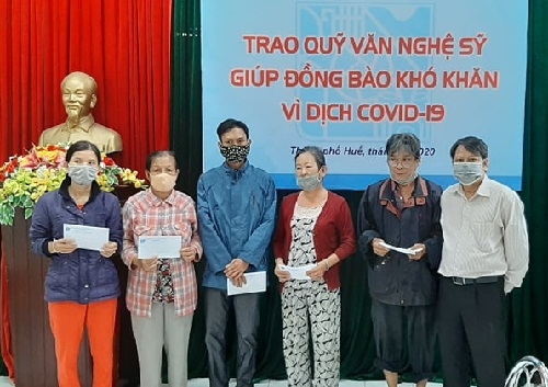 "Quỹ văn nghệ sỹ giúp đồng bào khó khăn vì Dịch bệnh Covid 19” trao quà đợt cuối cho người dân