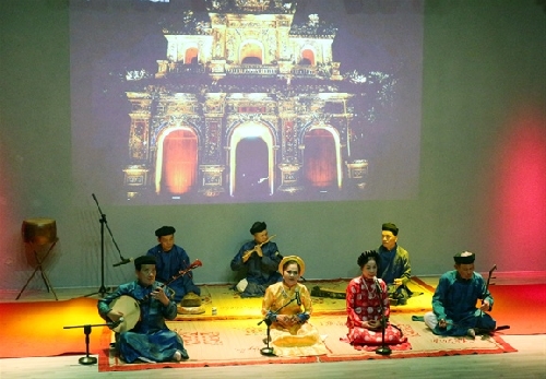 Sinh viên đắm mình trong đêm âm nhạc - nghệ thuật Huế “Vọng cố đô”