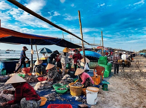 Bọt nước về nơi cảng cá