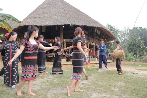LÀNG VÀ NHÀ Ở XƯA CỦA NGƯỜI PHÍA TÂY HUẾ