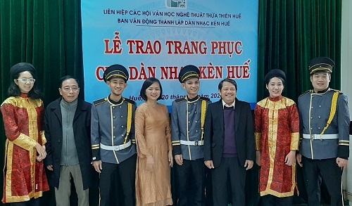 Lễ trao trang phục cho dàn nhạc Kèn Huế