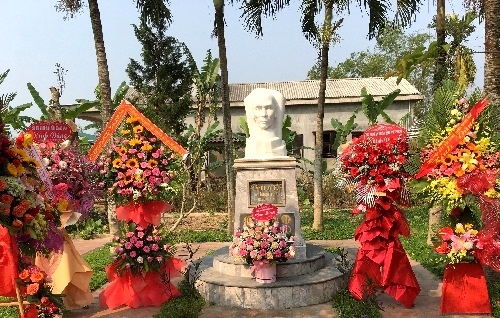 Dâng hương tri ân ông tổ nghề Nhiếp ảnh Đặng Huy Trứ