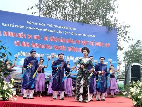 Thưởng thức ca Huế và chiêm ngưỡng những tà áo dài truyền thống