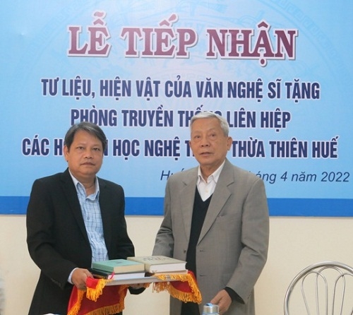 Lễ tiếp nhận tư liệu, hiện vật của văn nghệ sĩ trao tặng phòng truyền thống Liên hiệp Hội