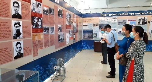 Khai mạc triển lãm chuyên đề "Người đi tìm hình của nước"