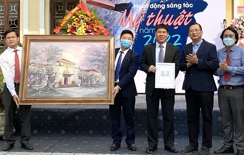 "Khai cọ" sáng tác mỹ thuật tại Trường đại học Nghệ thuật