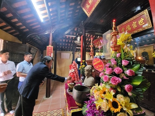 Dâng hương tưởng niệm Danh nhân Văn hóa Đặng Huy Trứ nhân Ngày Nhiếp ảnh Việt Nam