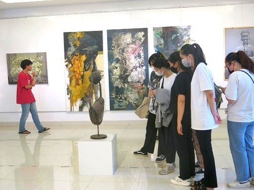Triển lãm tranh "Sắc diện mới"