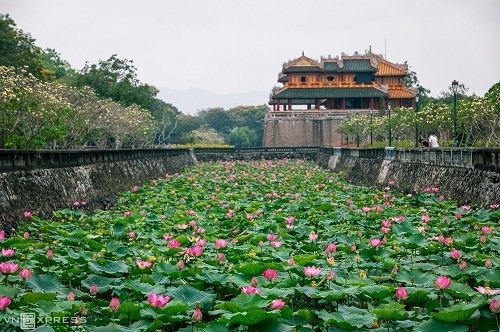 Tín ngưỡng dân gian vùng Huế với vấn đề khai thác du lịch tâm linh (Nghiên cứu trường hợp tín ngưỡng thờ Mẫu)