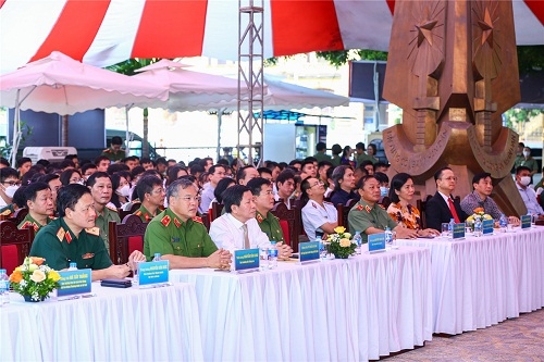 Khai mạc trưng bày chuyên đề 'Hành trang đương đầu giặc lửa'