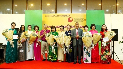 Độc đáo không gian nghệ thuật Sen thư pháp