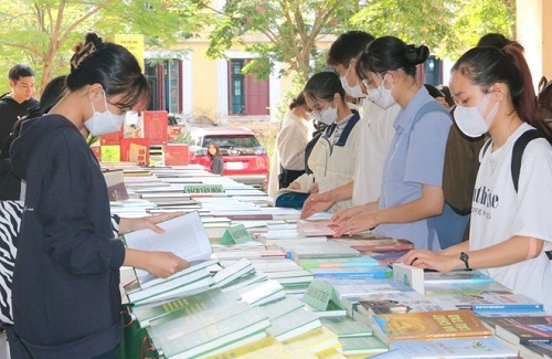 Trưng bày sách cổ, thư tịch qua các thời kỳ về Huế