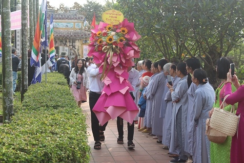 Dâng hương tưởng niệm ông tổ nghề Nhiếp ảnh Việt Nam