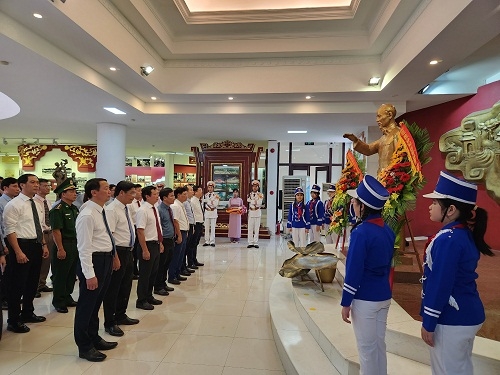 Lễ dâng hoa và khai mạc triển lãm “Nhật ký trong tù - Bảo vật Quốc gia”