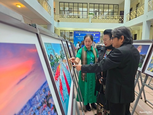 Trưng bày triển lãm ảnh nghệ thuật "Chung một cơ đồ"