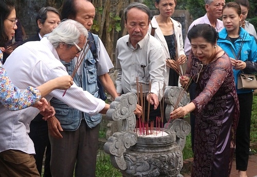 Văn nghệ sĩ Huế viếng mộ thi nhân