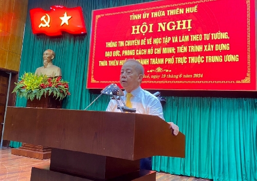 Phó Bí thư Thường trực Tỉnh ủy Phan Ngọc Thọ gặp mặt văn nghệ sĩ Huế