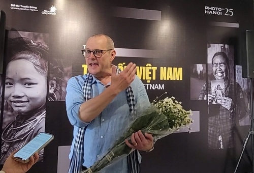 Triển lãm ảnh tái hiện hơn ba thập kỷ đổi thay của Việt Nam